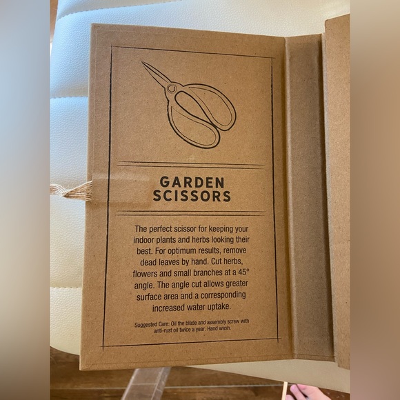 Santa Barbara Design Studio garden scissors book box - Picture 5 of 6